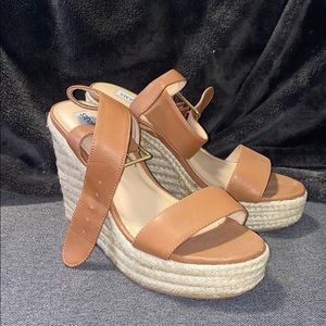 NEVER WORN Steve Madden tan wedges